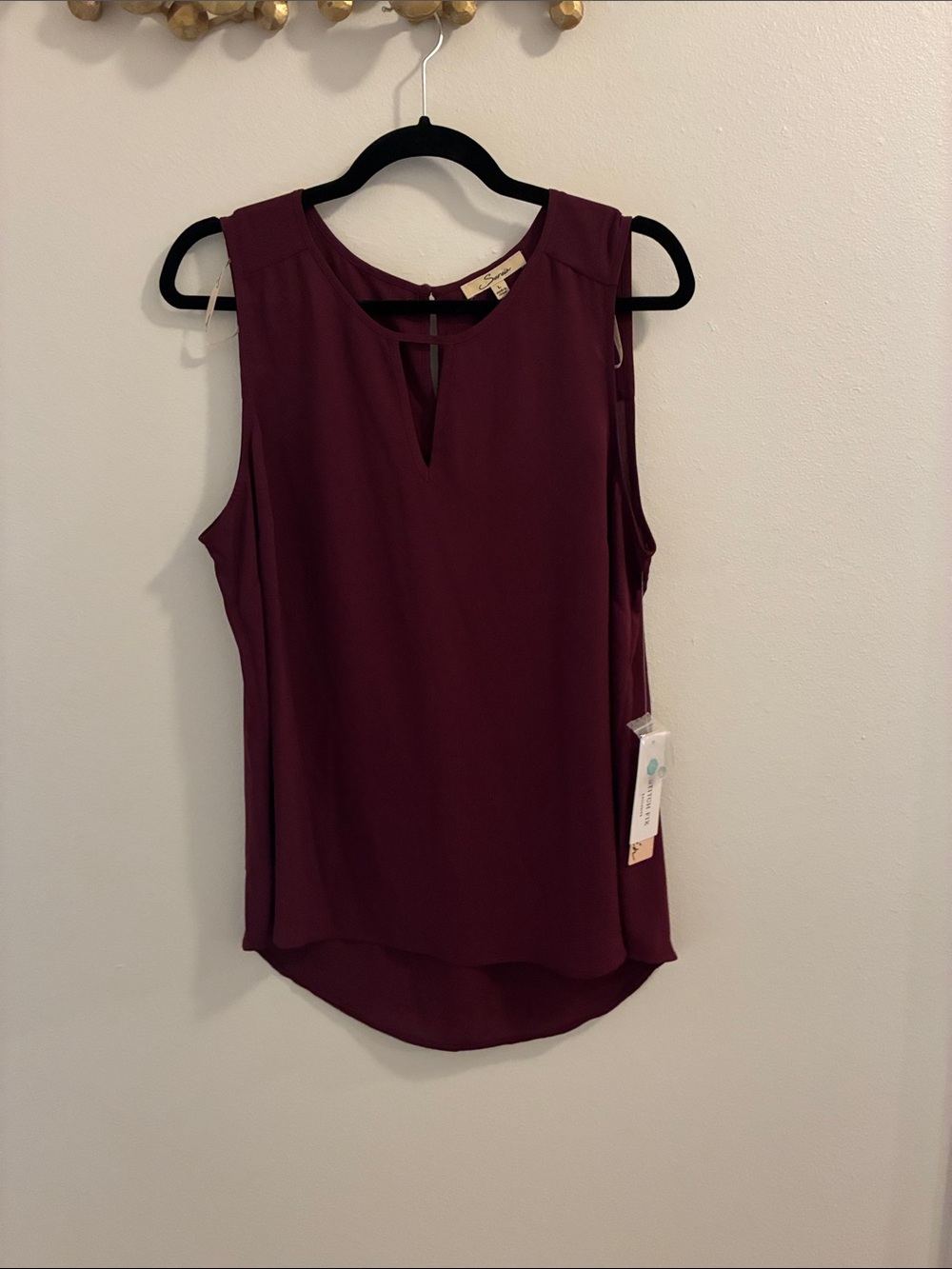 Women's Sleeveless Keyhole Camisole - Burgundy